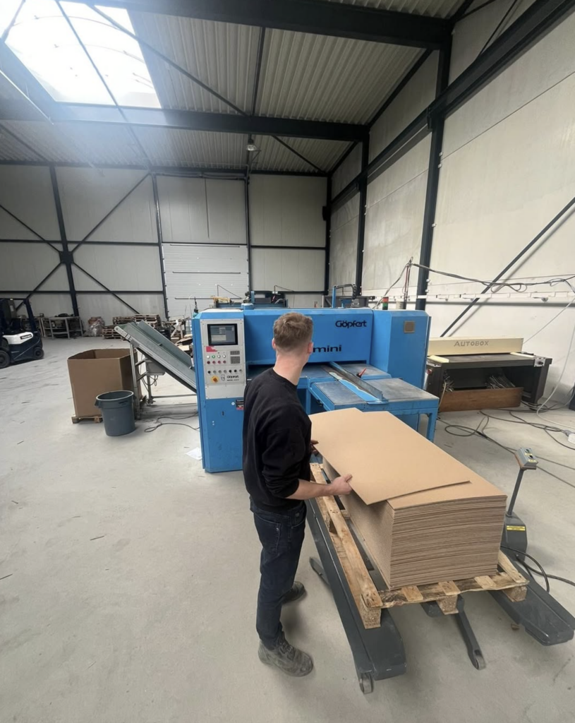 Verpakkingen in Apeldoorn: productiehal van De Slimme Doos, waar dozen op maat klaarstaan op pallets