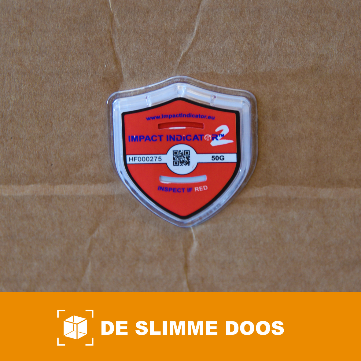 Schokindicator op golfkarton, close-up van het rode Impact Indicator-label